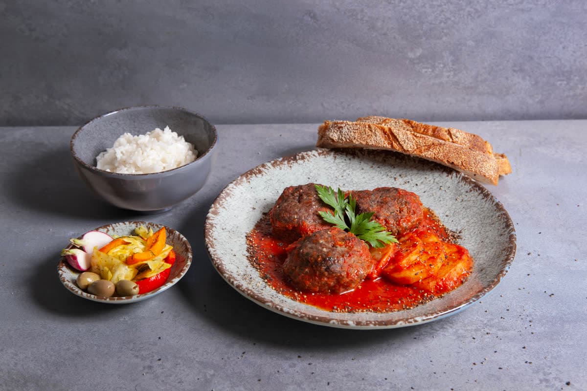 קציצות ברוטב עגבניות, מוגשות עם אורז ולחם